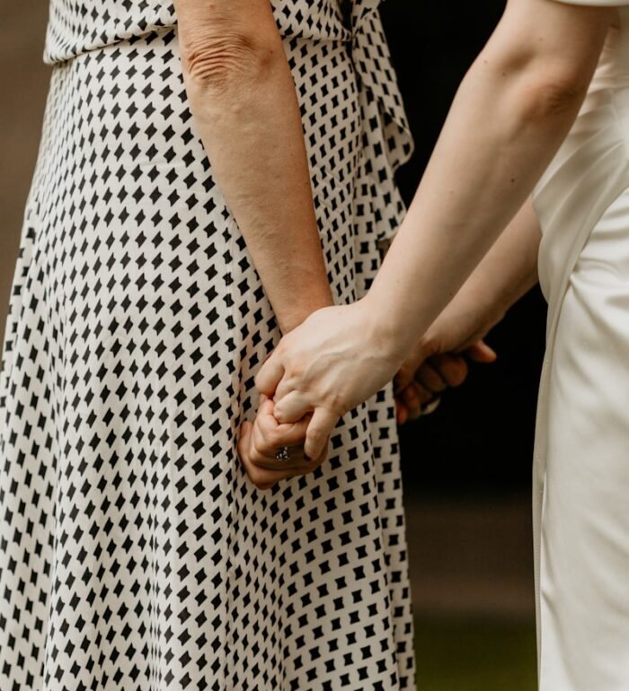 deux femmes entrelacées qui se tiennent les mains
