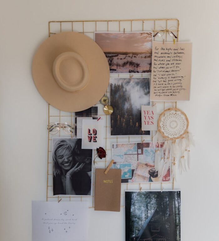 un tableau grillagé avec des images épinglées